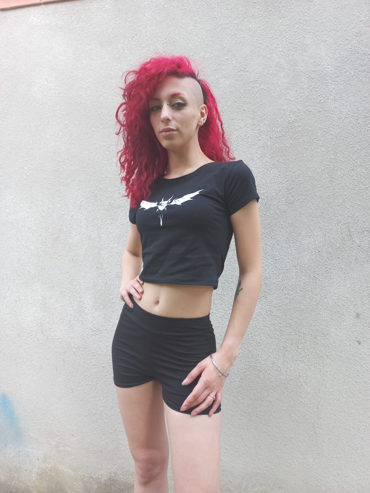 Crop top in cotone nero con stampa pipistrello