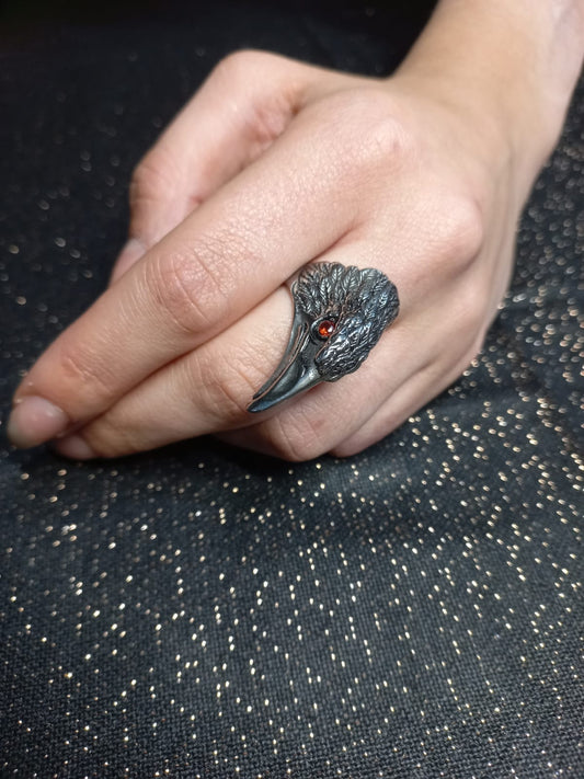 Anello in acciaio con testa di aquila reale e cristalli color rubino