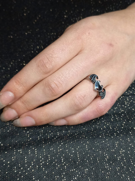 Anello con ali di pipistrello e cuore nero