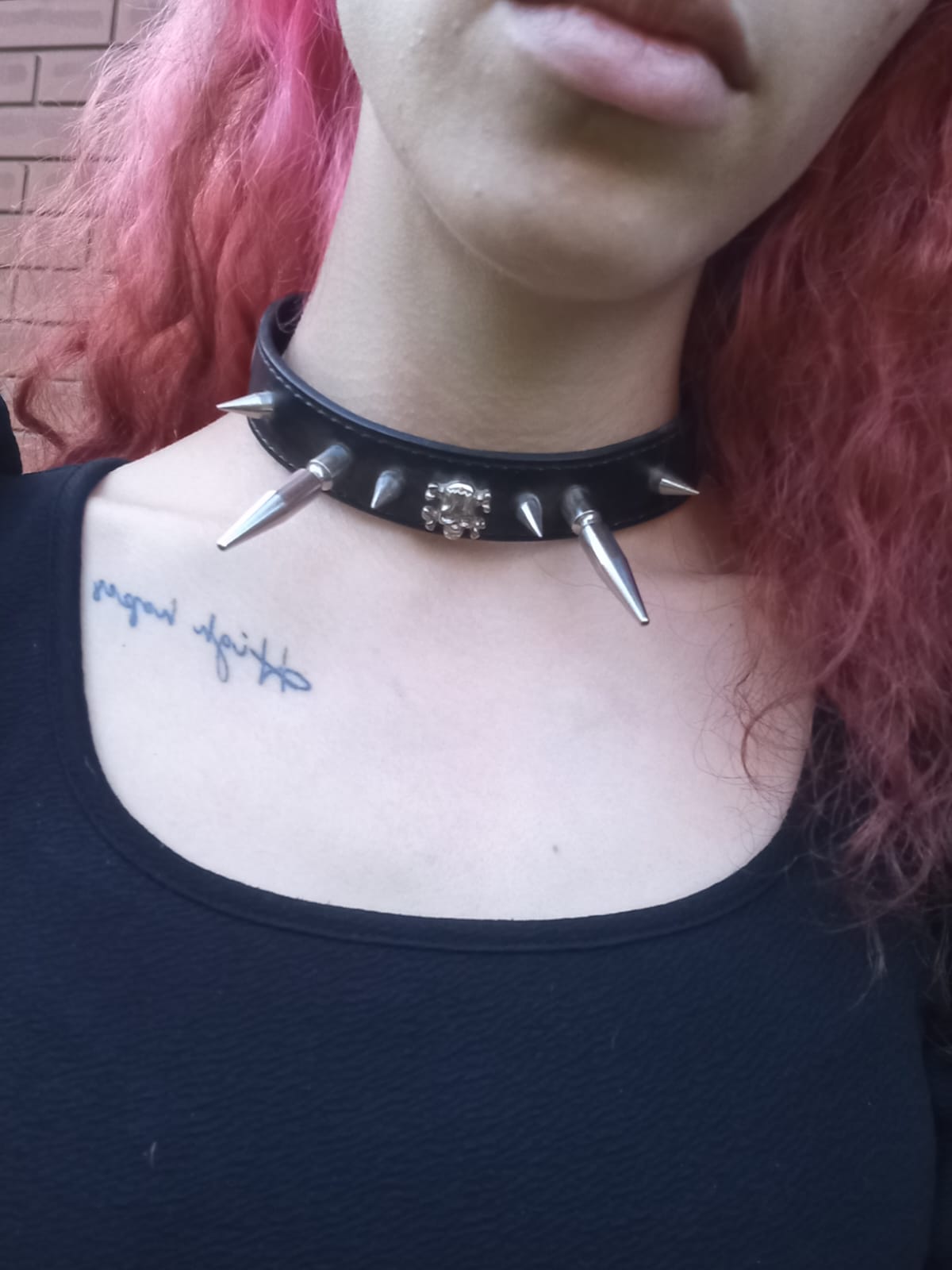 Choker in ecopelle con borchie killer e teschio in metallo