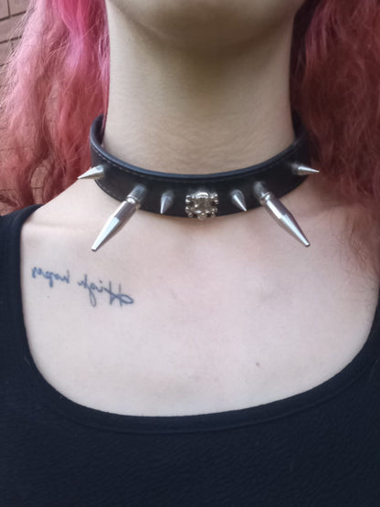 Choker in ecopelle con borchie killer e teschio in metallo