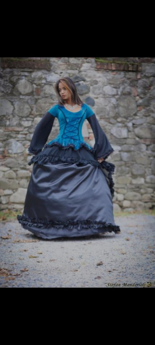 Abito lungo in velluto turchese con gonna in raso e sopragonna in chiffon nero