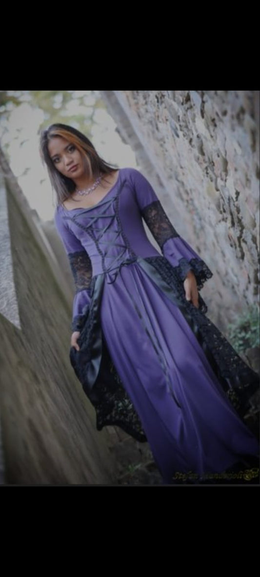 Abito lungo viola con sopragonna in pizzo nero e corpino stringato