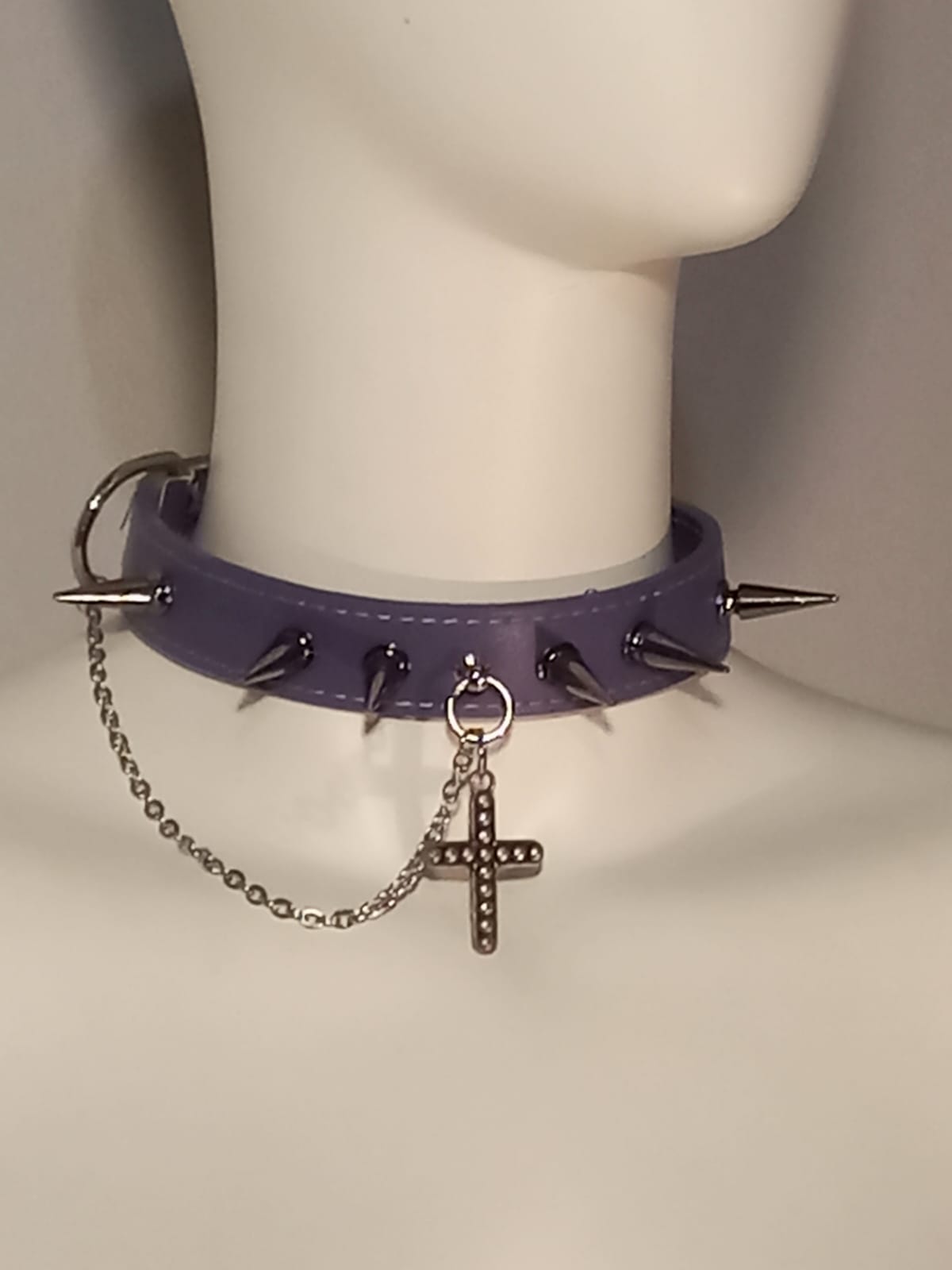 Choker in ecopelle viola con borchie nere, croce e catena