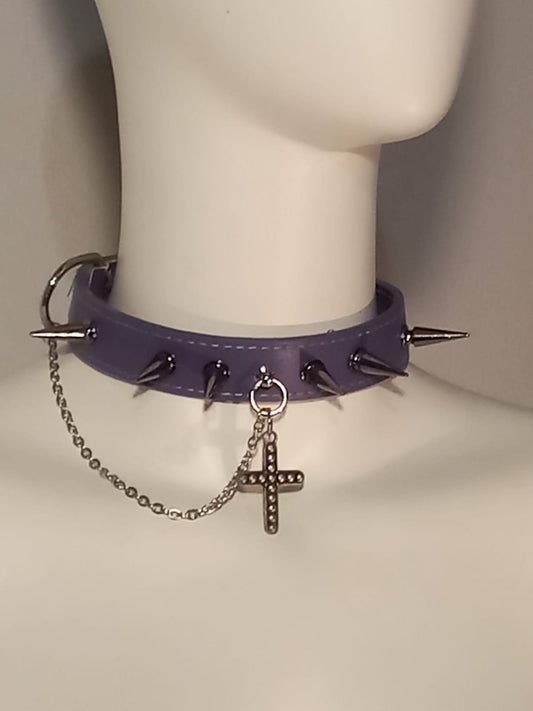 Choker in ecopelle viola con borchie nere, croce e catena