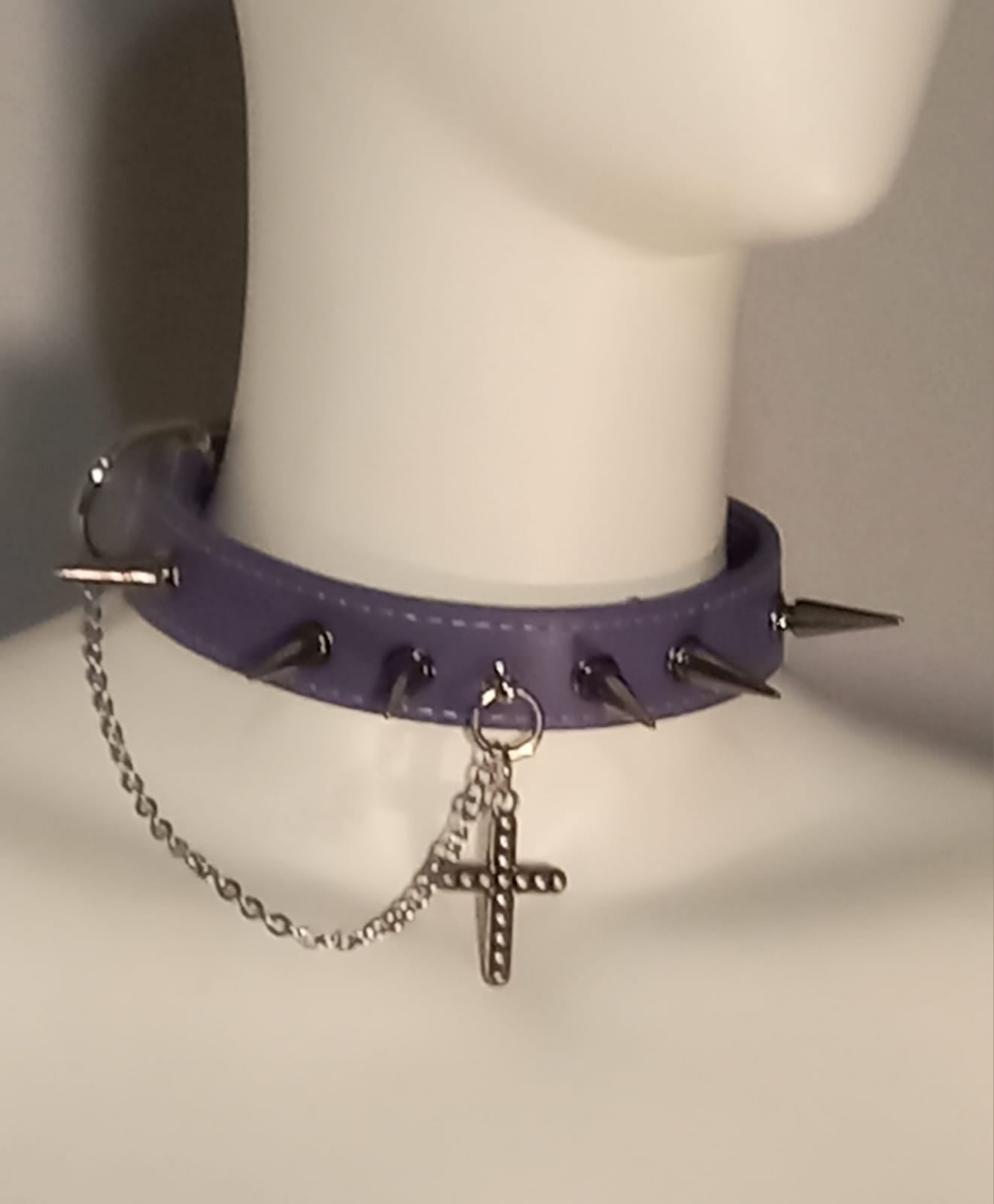 Choker in ecopelle viola con borchie nere, croce e catena