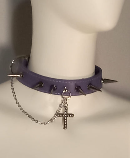 Choker in ecopelle viola con borchie nere, croce e catena