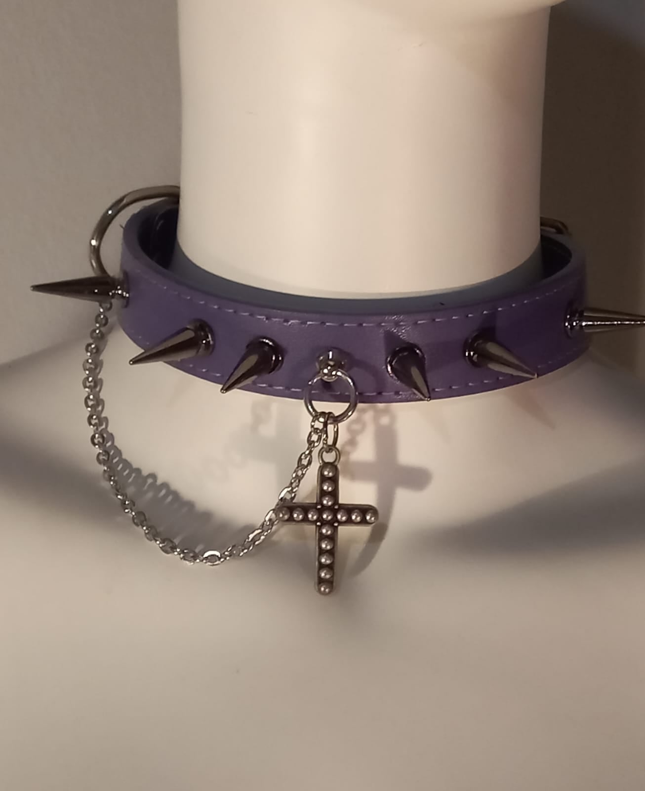 Choker in ecopelle viola con borchie nere, croce e catena