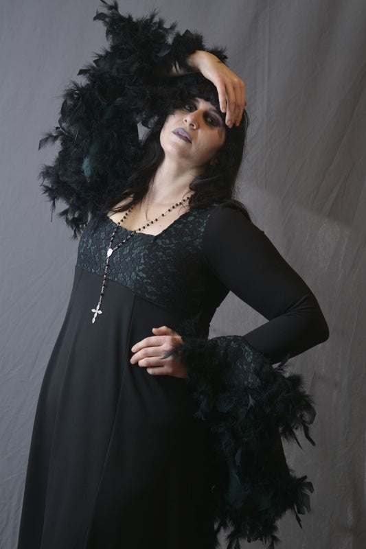 Abito lungo con piume