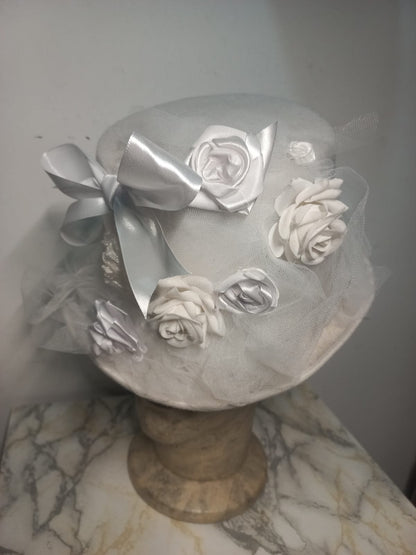 Cilindro in Feltro con Tulle e Rose