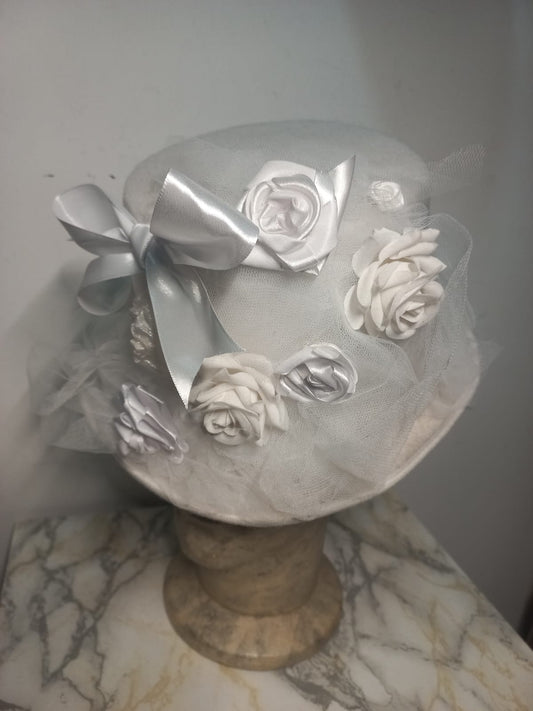 Cilindro in Feltro con Tulle e Rose