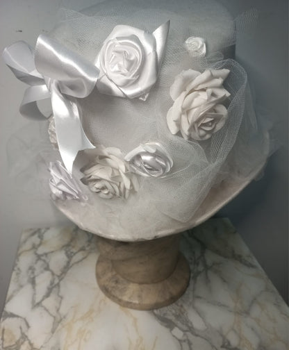 Cilindro in Feltro con Tulle e Rose