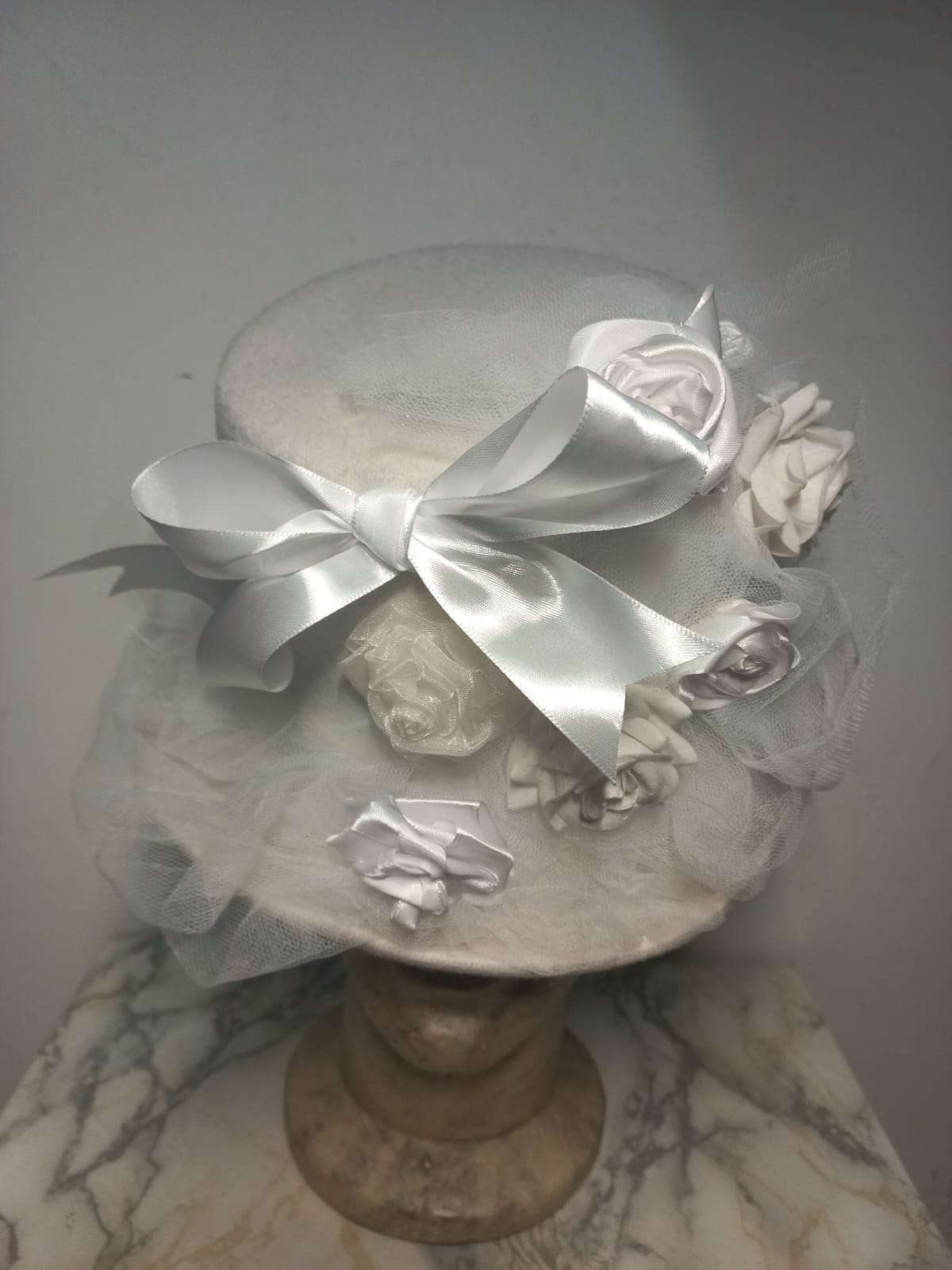 Cilindro in Feltro con Tulle e Rose