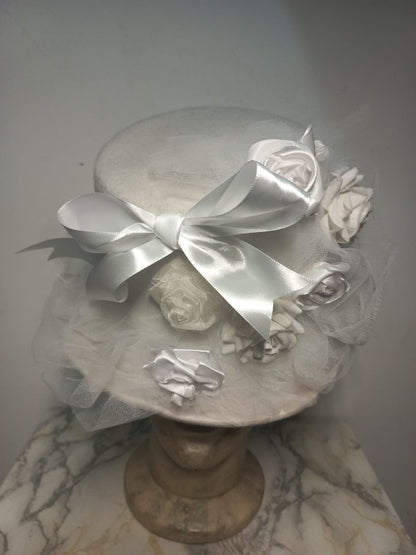 Cilindro in Feltro con Tulle e Rose