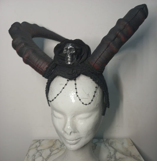 Corna demone con rose, teschio e cristalli neri