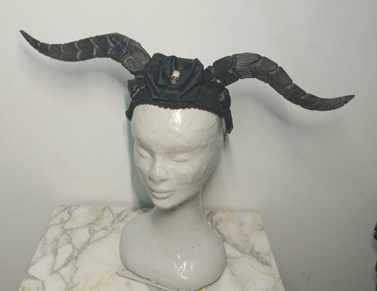 Acconciatura demone con corna, rose in raso nero e teschio