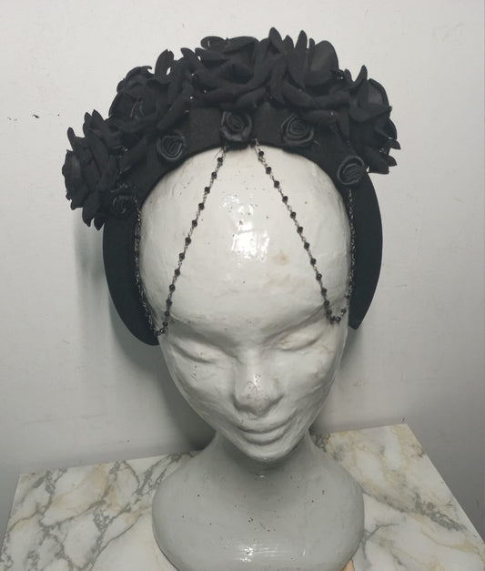 Acconciatura con rose in velluto, roselline in raso e catena di cristalli neri