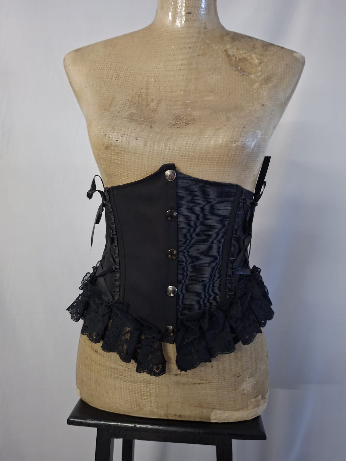 Stringivita con bottoni