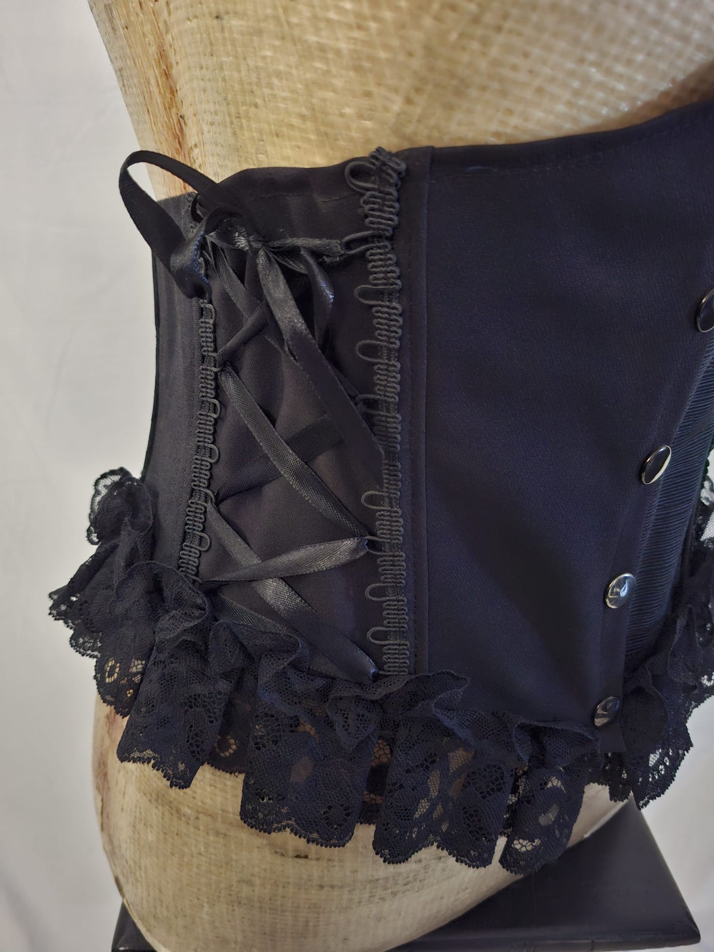 Stringivita con bottoni