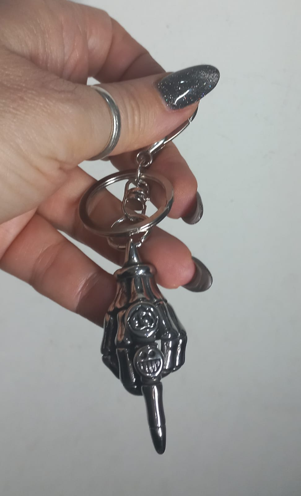 Portachiavi in Acciaio Mano Rock Dito medio